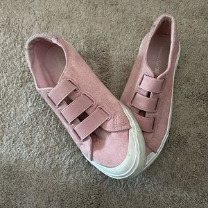 American Eagle. Light pink. Size 8.5. Lightly worn and good condition!